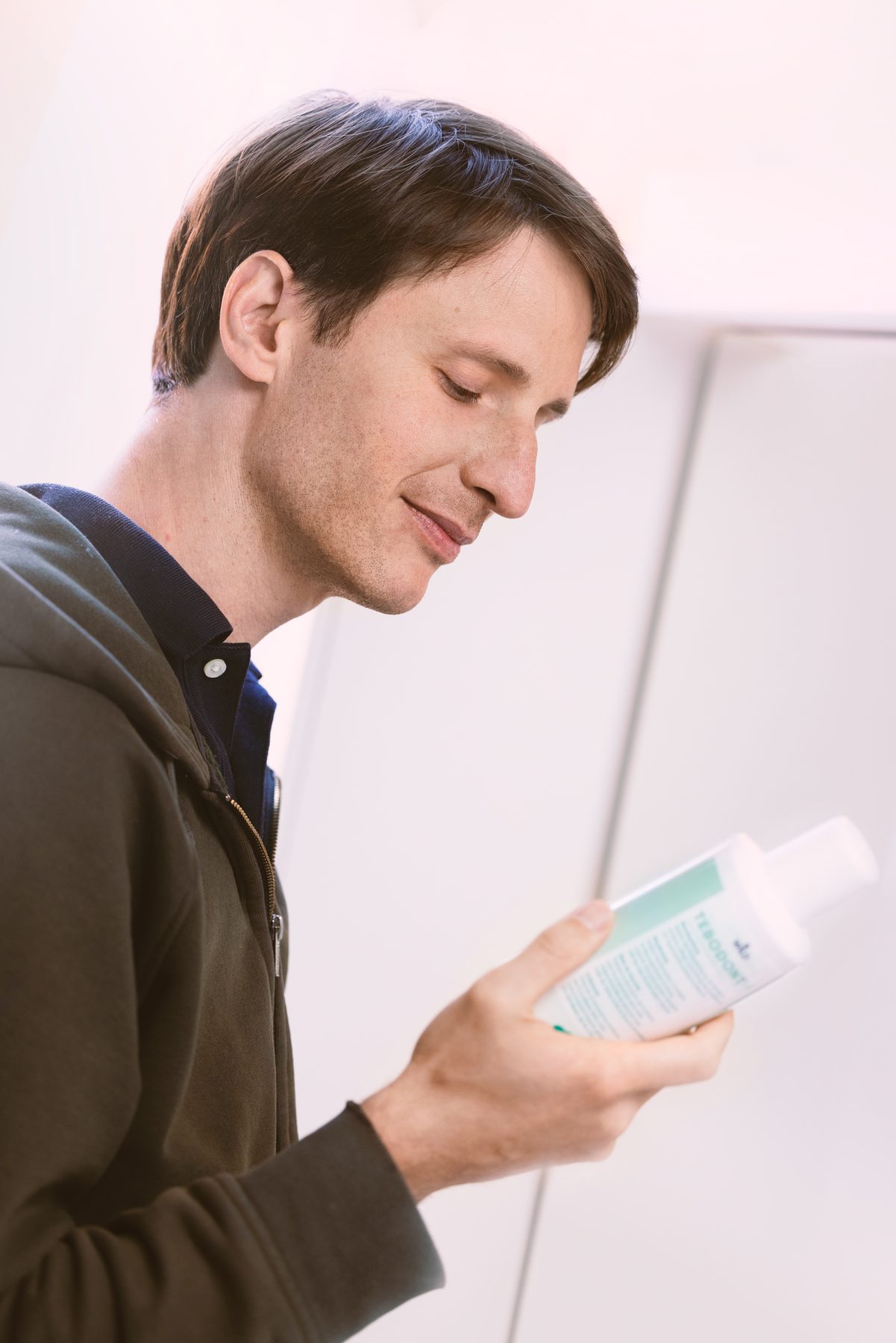 A man using Emoform at home